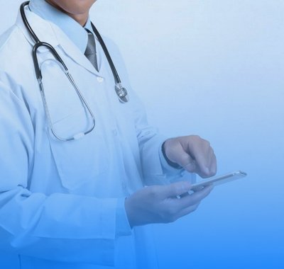 врач в белом халате с телефоном доктор держит мобильный телефон в руках